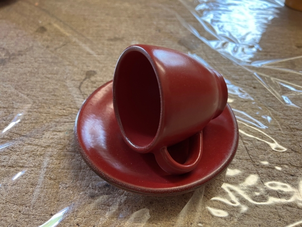 Šálka s tanierikom POSITANO tmavo červený 0,08 l 