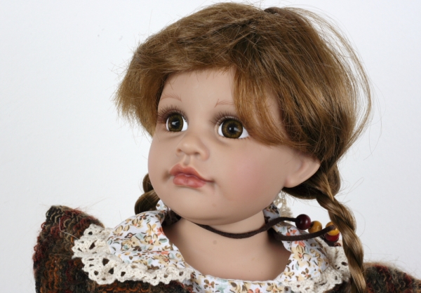 Zberateľská vinylová bábika Ella 53cm