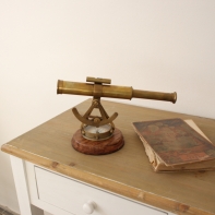 Zberateľské predmety teodolit s kompasom 18x23cm