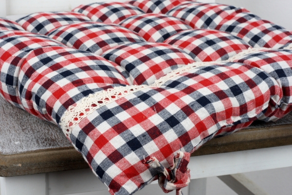 Sedák na stoličku červená kocka 40x40cm