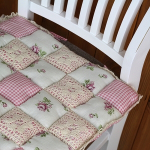 Sedák na stoličku patchwork ružové ruže 40x40cm