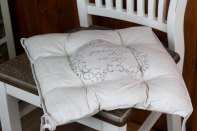 Sedák na stoličku Sweet home biely 40x40cm