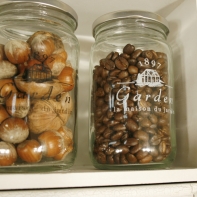 Sklenená dóza Garden 1897 biely text 13cm