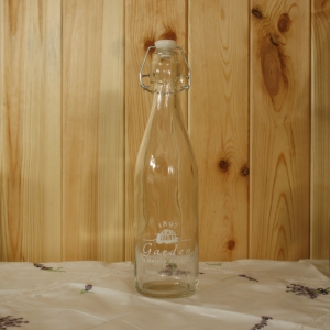 Sklenená fľaša s pákovým uzáverom Garden 1897 biely text 27cm