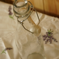 Sklenená fľaša s pákovým uzáverom Garden 1897 biely text 27cm