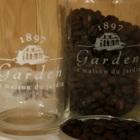 Sklenená fľaša s pákovým uzáverom Garden 1897 biely text 27cm