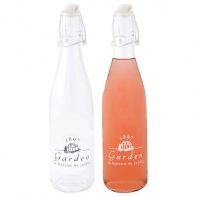 Sklenená fľaša s pákovým uzáverom Garden 1897 biely text 27cm