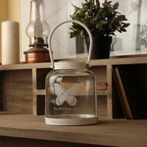 Sklenená lampáš s motýľom biela 15,5x18x15,5cm