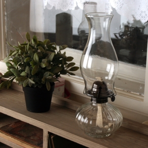 Sklenená petrolejová lampa s rebrovaním 32cm