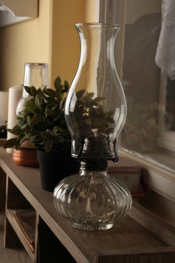 Sklenená petrolejová lampa s rebrovaním 32cm