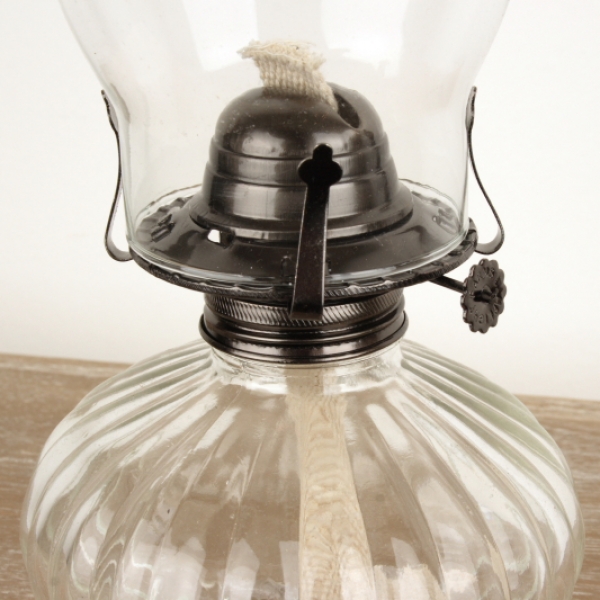 Sklenená petrolejová lampa s rebrovaním 32cm