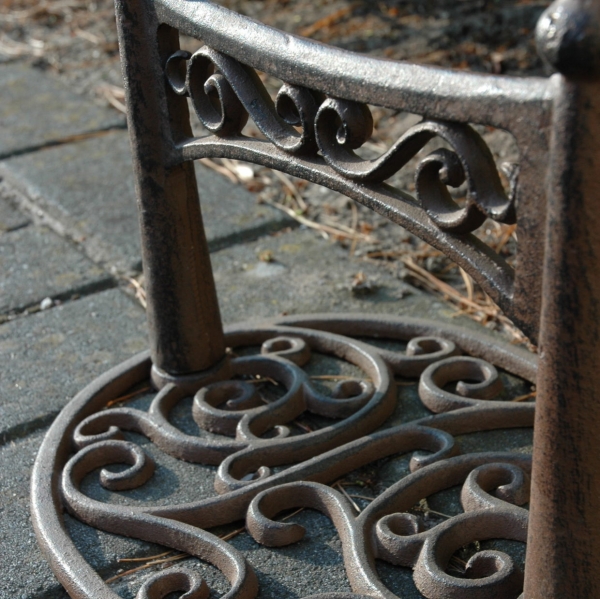 Škrabák na topánky liatinový s ornamentami