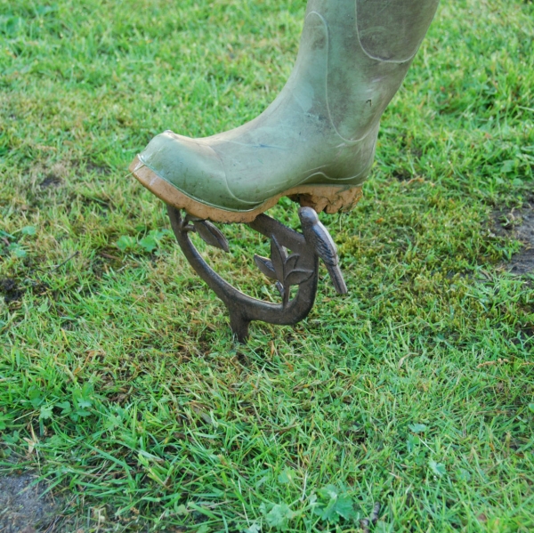 Škrabák na topánky s vtáčikmi liatina 34x27cm