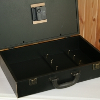 Skrinka ako kufrík s hodinami 36x11x24cm