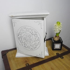 Skrinka na kľúče s ornamentom 30,5x24cm