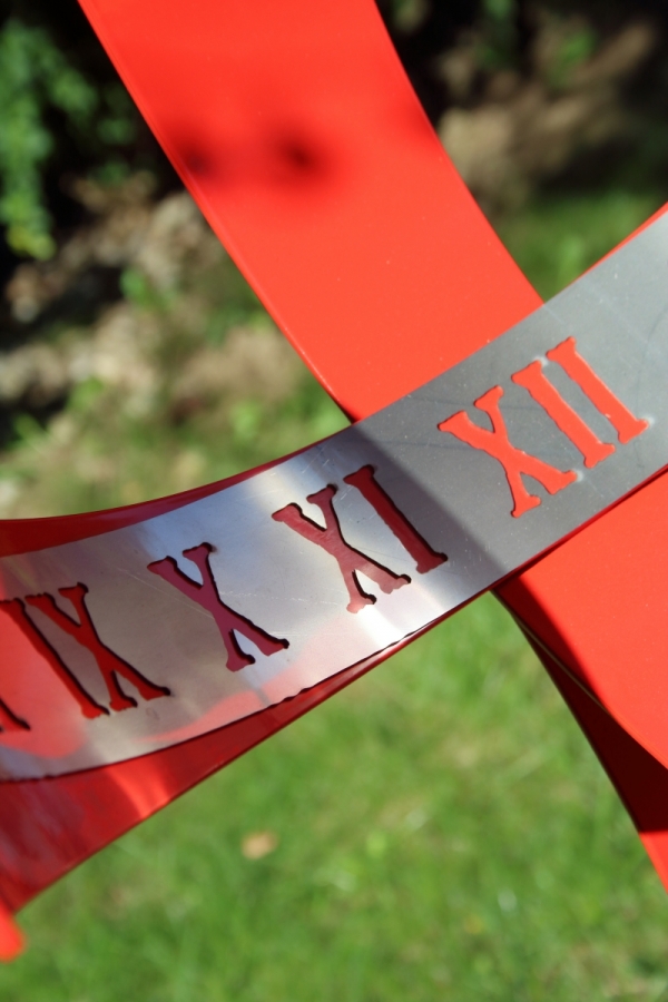 Slnečné hodiny červené 70x41x41cm