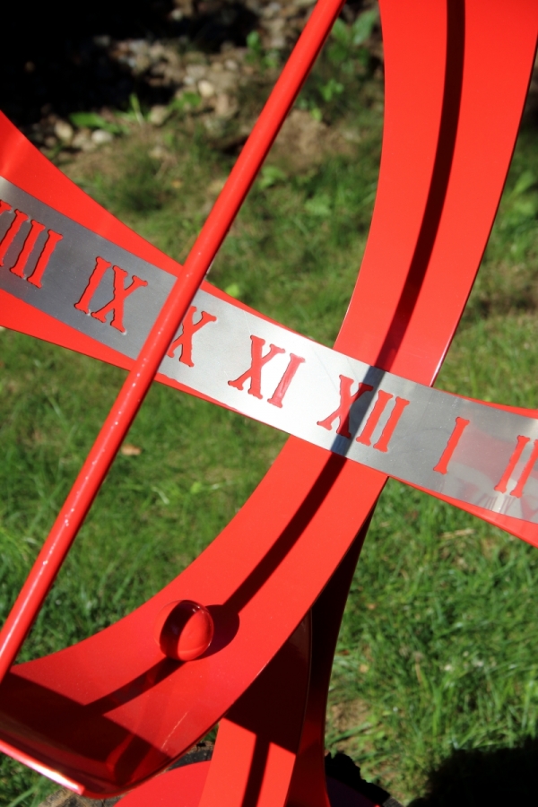 Slnečné hodiny červené 70x41x41cm