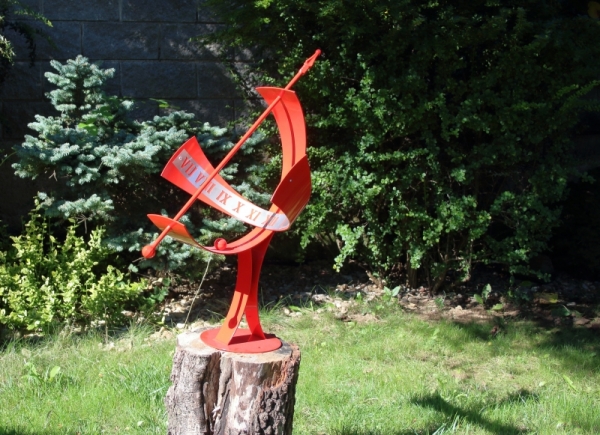 Slnečné hodiny červené 70x41x41cm