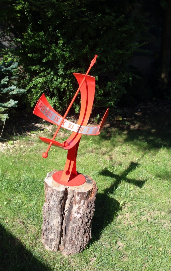 Slnečné hodiny červené 70x41x41cm