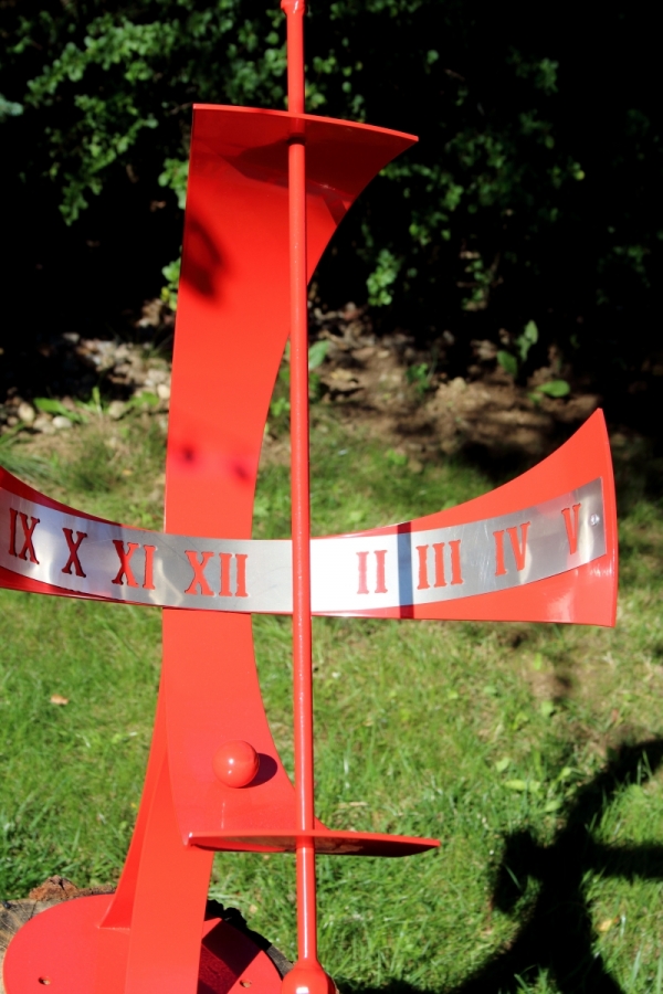 Slnečné hodiny červené 70x41x41cm