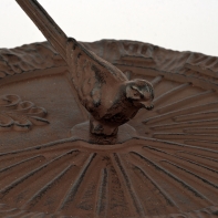 Slnečné hodiny liatina s vtáčikom priemer 31 cm