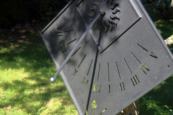 Slnečné hodiny na stenu čierne