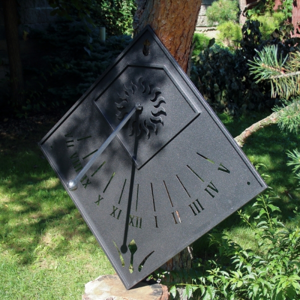 Slnečné hodiny na stenu čierne