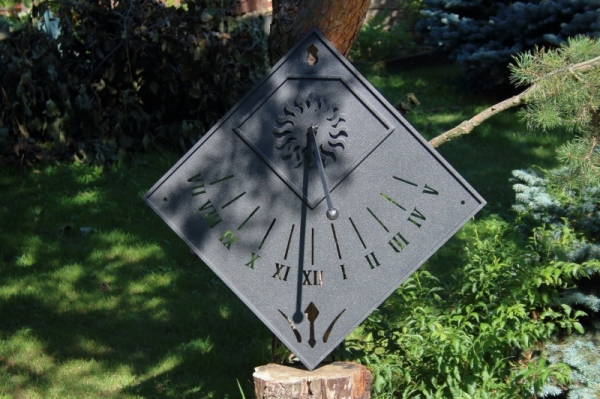 Slnečné hodiny na stenu čierne