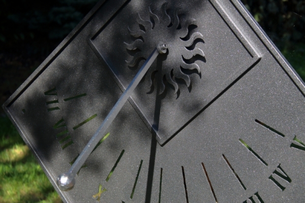 Slnečné hodiny na stenu čierne