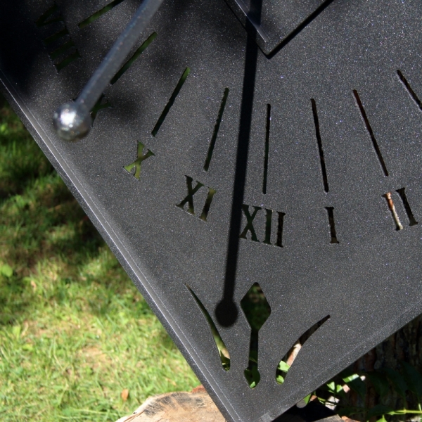 Slnečné hodiny na stenu čierne