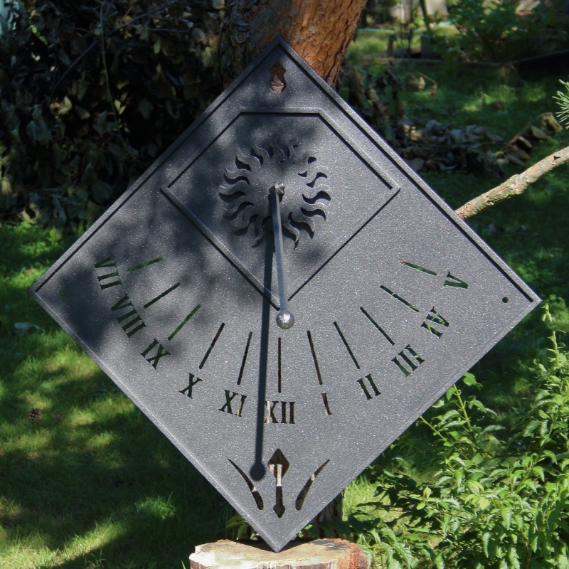 Slnečné hodiny na stenu čierne