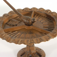 Slnečné hodiny z liatiny s vtáčikom 22cm