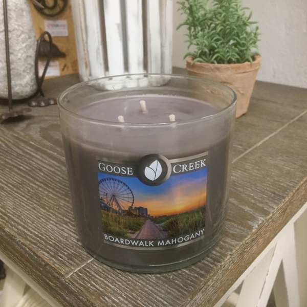 Sójová sviečka BOARDWALK MAHOGANY s 3 knôtmi