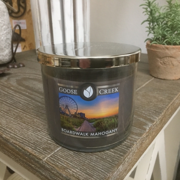 Sójová sviečka BOARDWALK MAHOGANY s 3 knôtmi