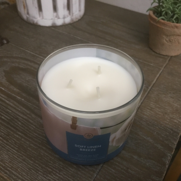 Sójová sviečka SOFT LINEN BREEZE s 3 knôtmi