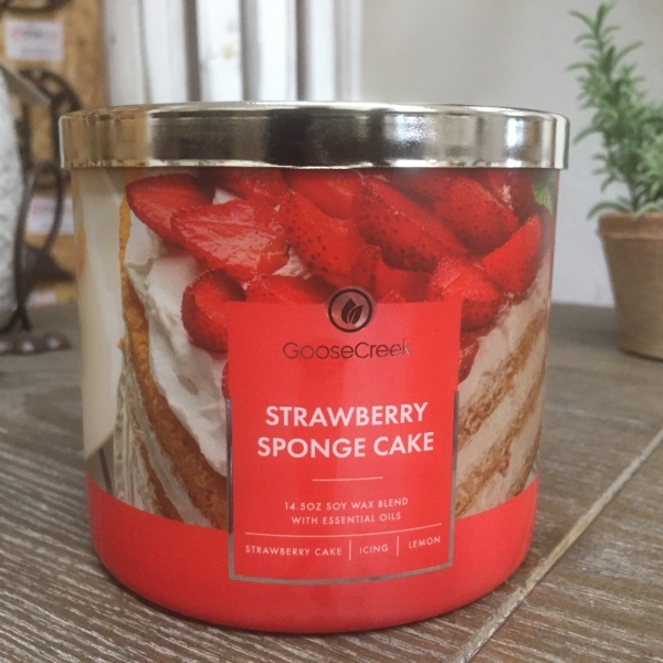 Sójová sviečka STRAWBERRY SPONGE CAKE s tromi knôtmi