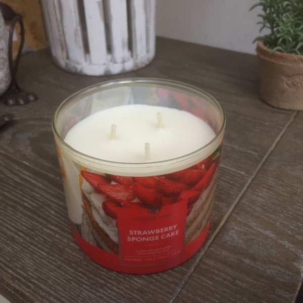 Sójová sviečka STRAWBERRY SPONGE CAKE s tromi knôtmi