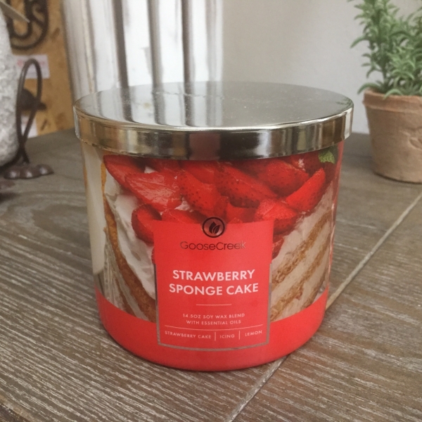 Sójová sviečka STRAWBERRY SPONGE CAKE s tromi knôtmi