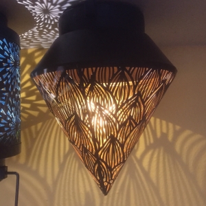 Solárny záhradný lampáš so zápichom do trávníka