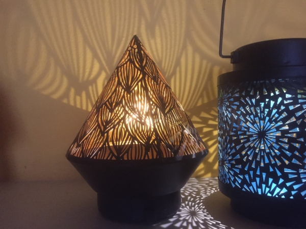 Solárny záhradný lampáš so zápichom do trávníka