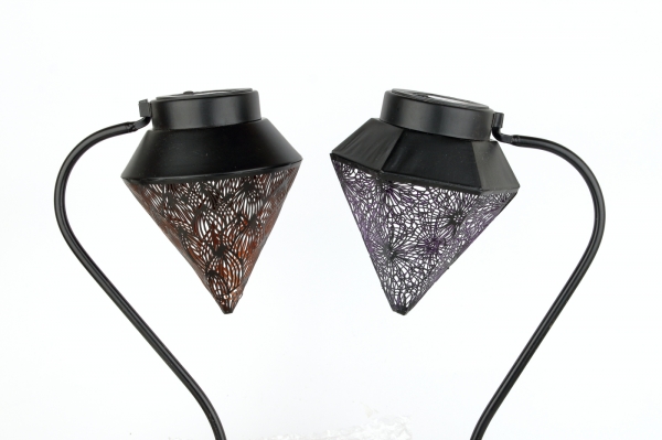 Solárny záhradný lampáš so zápichom do trávníka