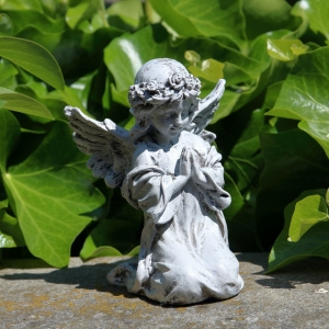 Soška anjel modliaci sa