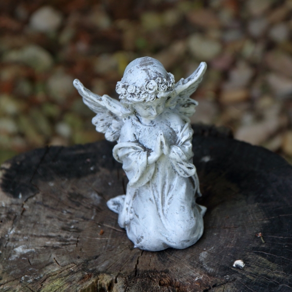 Soška anjel modliaci sa