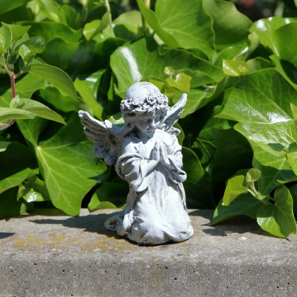 Soška anjel modliaci sa