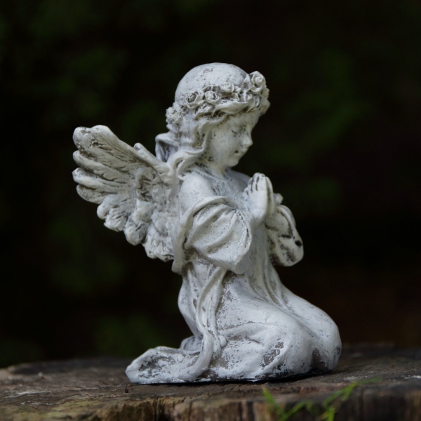 Soška anjel modliaci sa