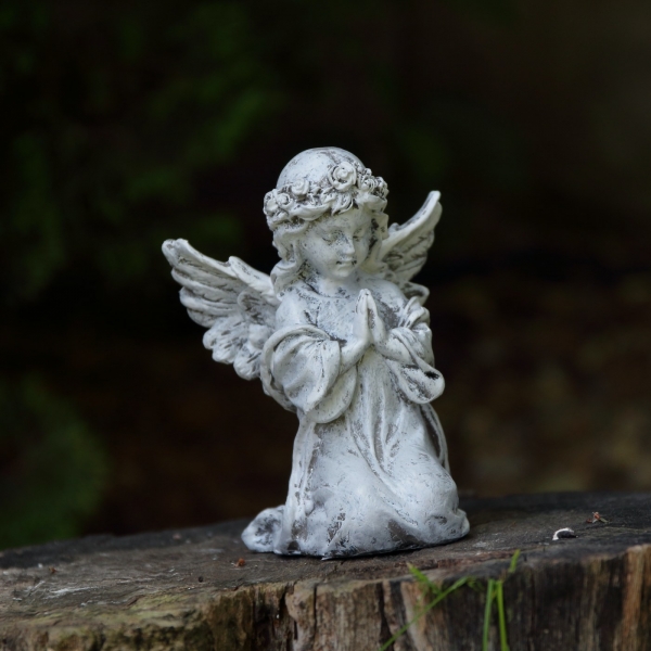 Soška anjel modliaci sa