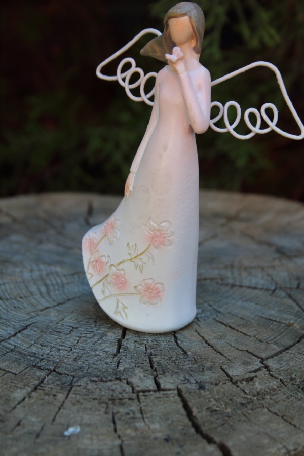 Soška anjel s motýľom