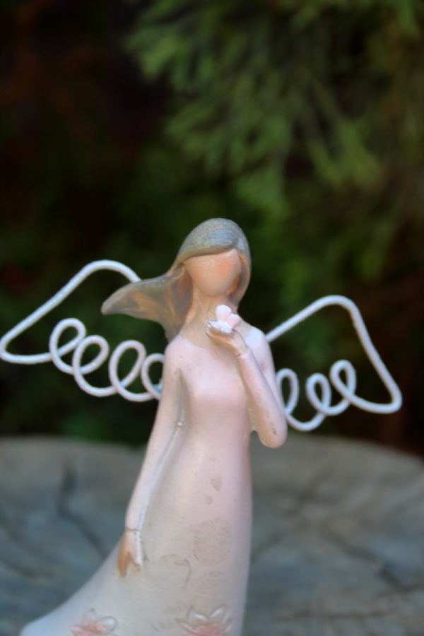 Soška anjel s motýľom