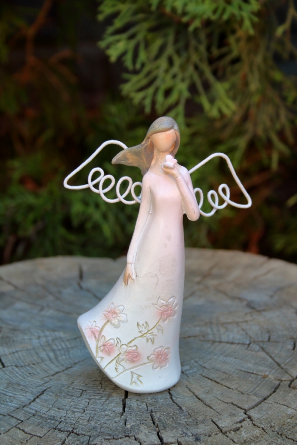 Soška anjel s motýľom