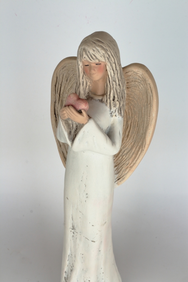 Soška anjel stojaci so srdcom 38cm